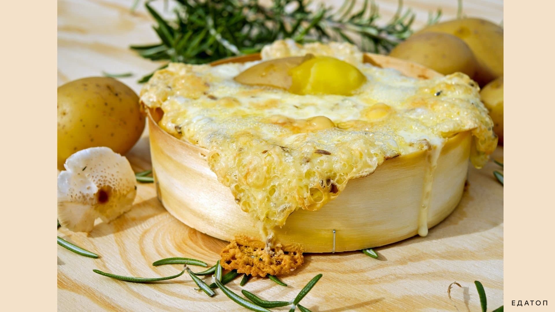Картофель, запеченный с мясом под сметаной — это очень вкусно и сытно.