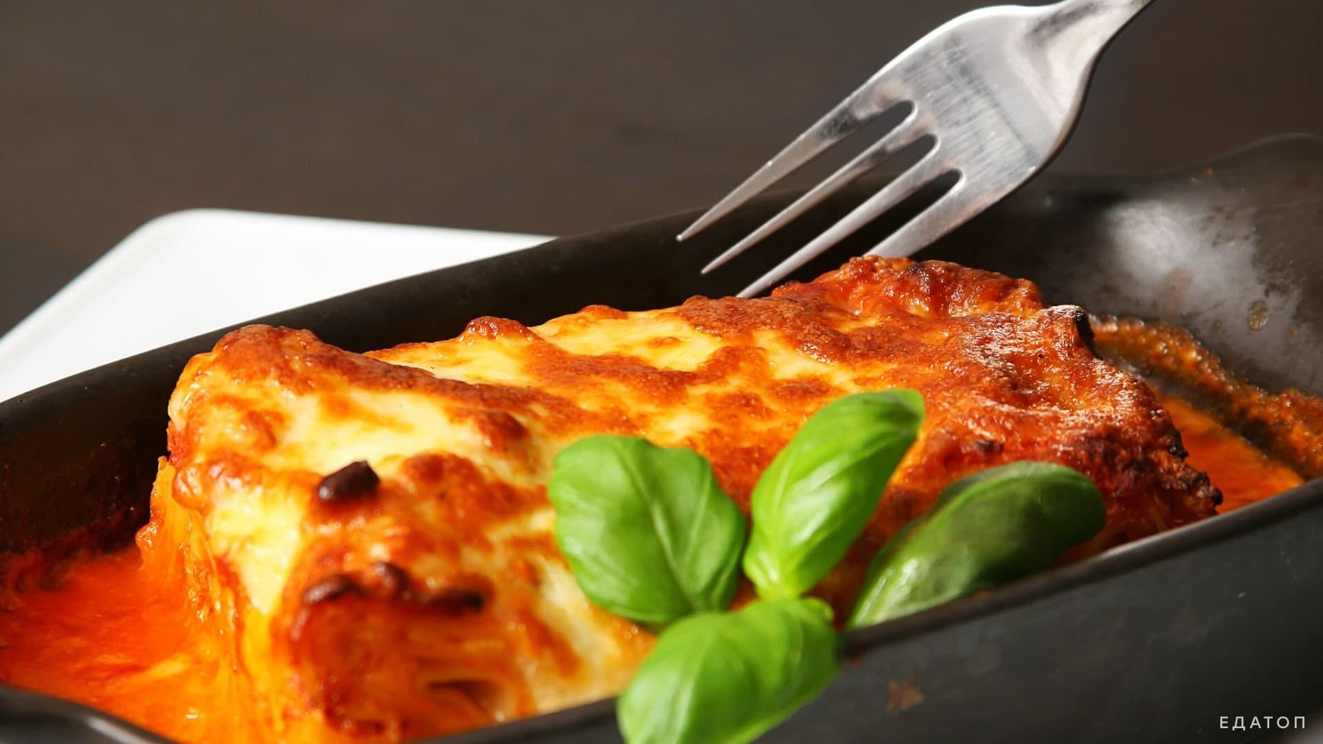 Вегетарианская лазанья — это вкуснейшее блюдо итальянской кухни.