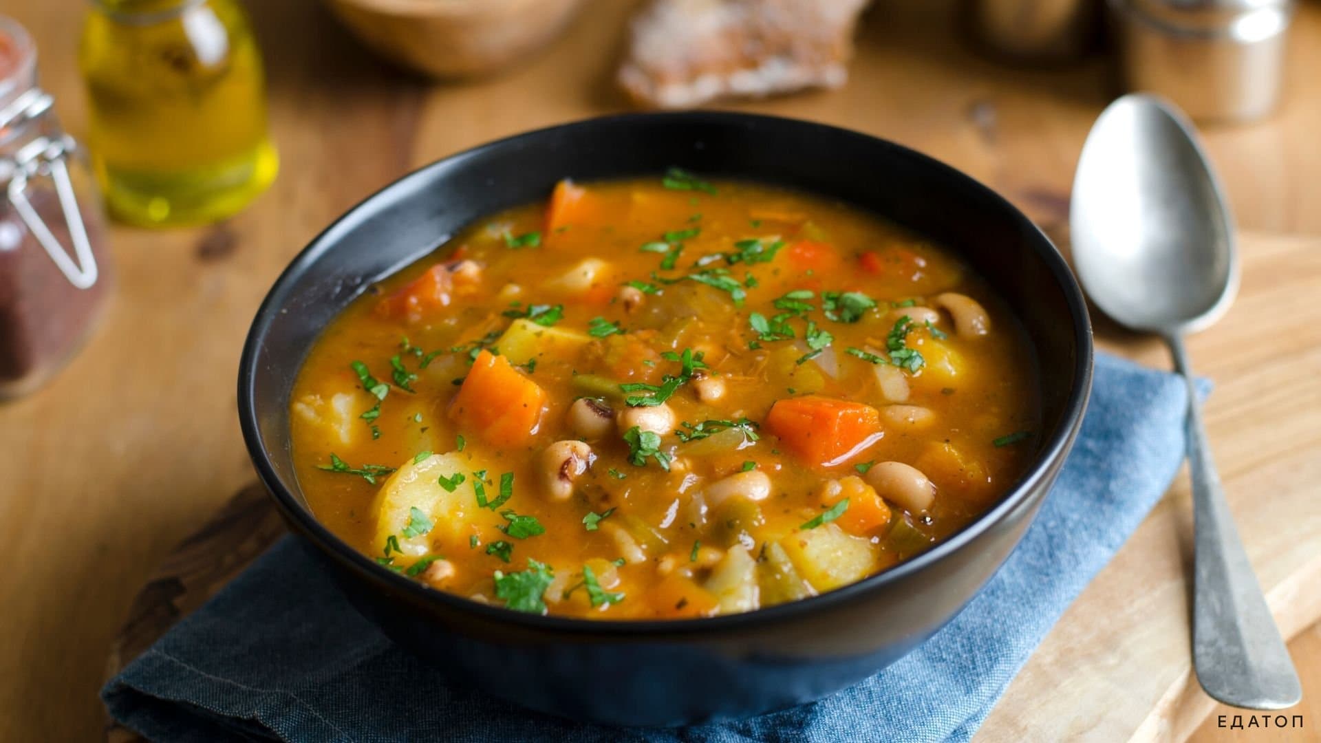 Овощной суп - незаменимое блюдо диетической кухни.