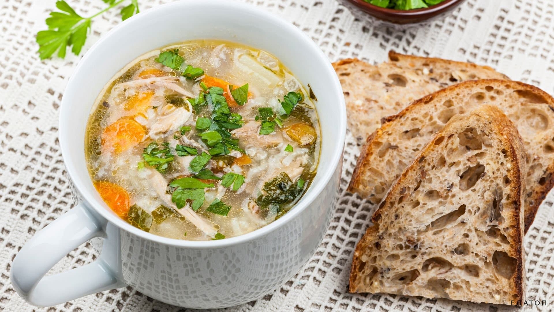 Суп с рисовой крупой — это вкусное, энергетически ценное блюдо.