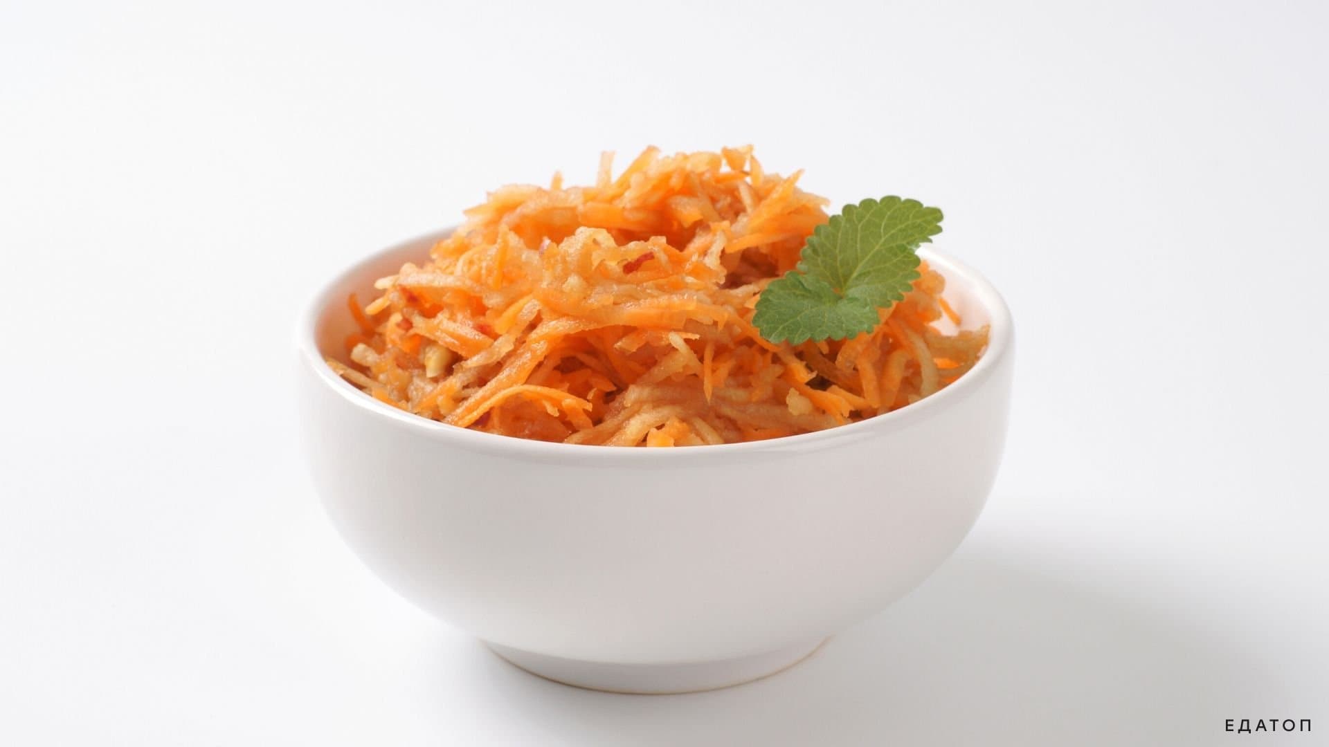 Сочный и полезный салат из моркови и яблок.
