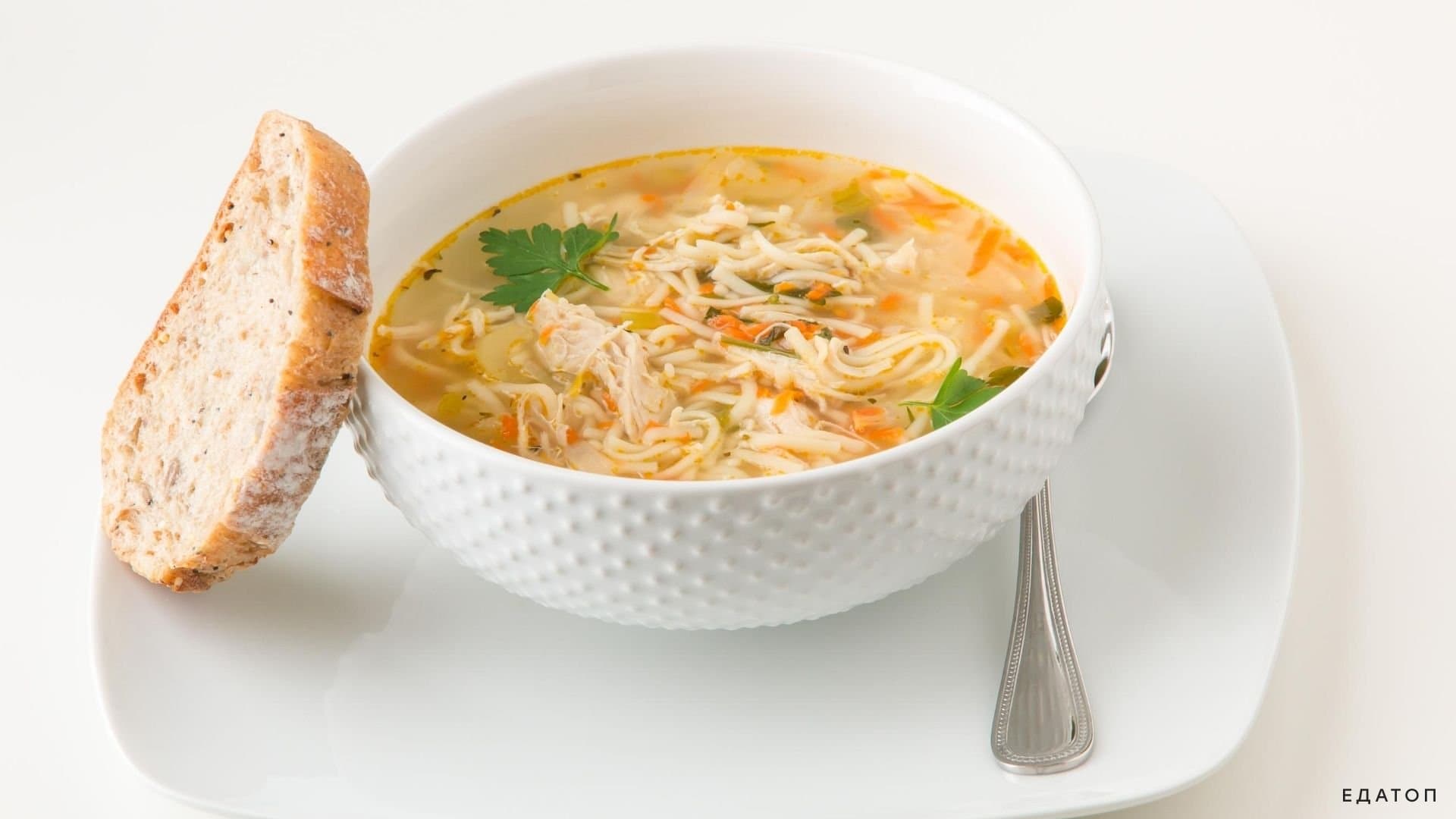 Суп с курицей — это сытное и вкусное блюдо.