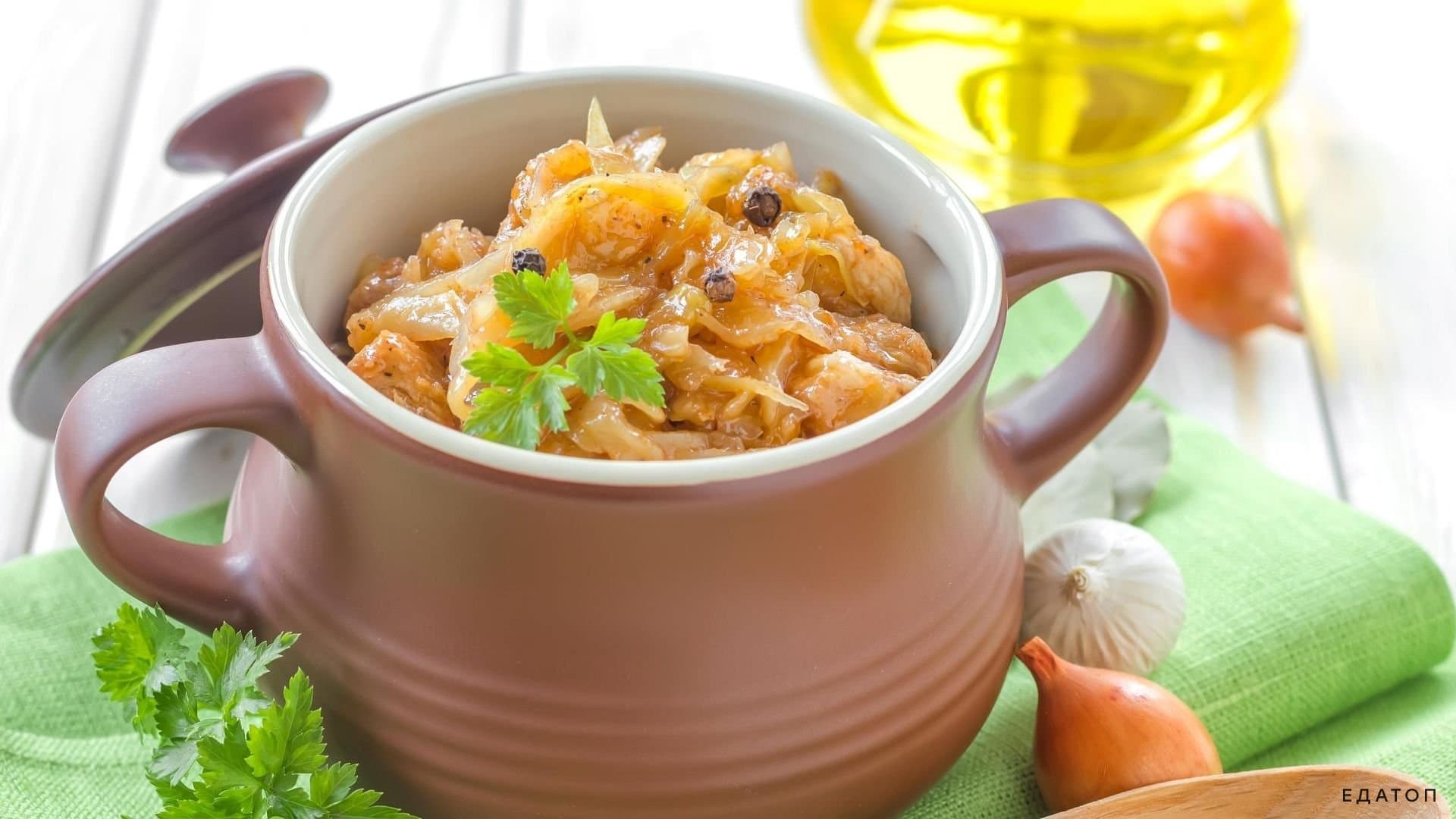 Тушеная капуста - одно из самых популярных блюд русской кухни.