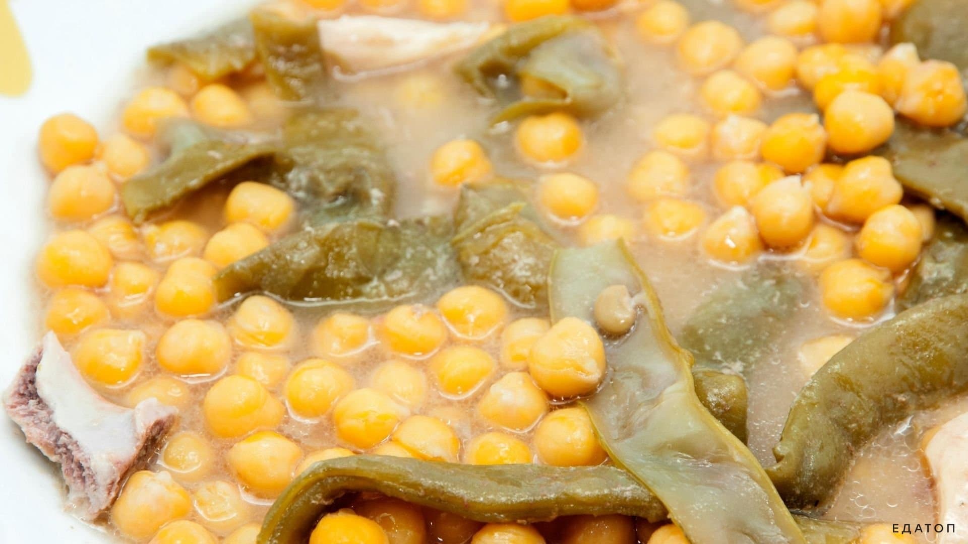 Нут с овощами и шпинатом - сытное, вкусное, богатое полезными веществами блюдо.