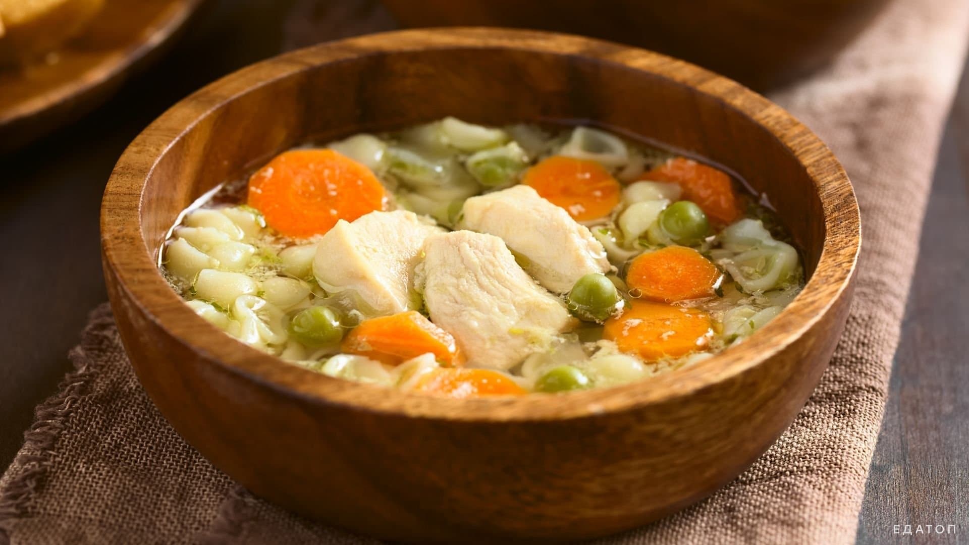 Куриный суп с горохом.