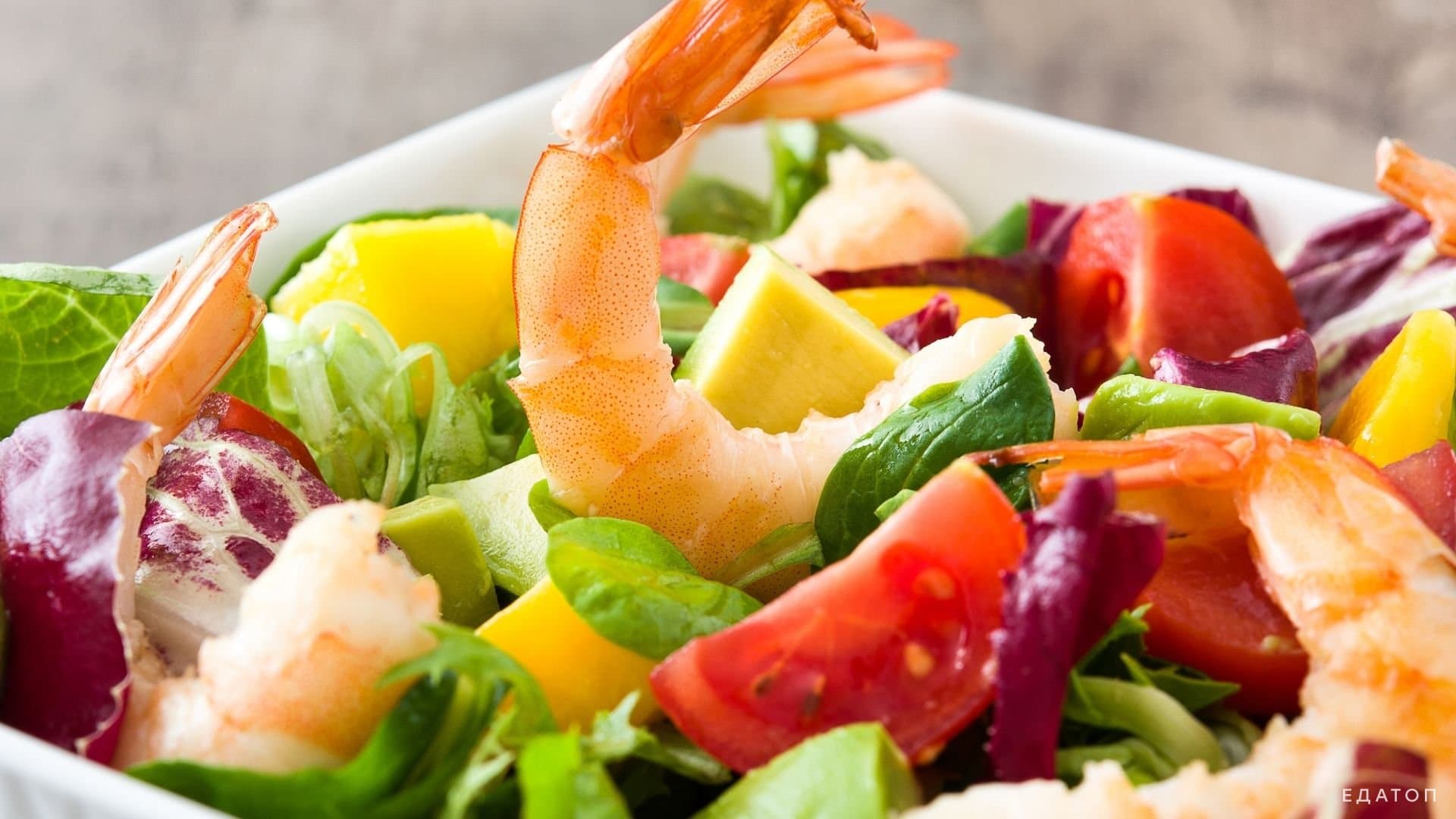 Салат из морепродуктов не только вкусен, но и очень полезен.