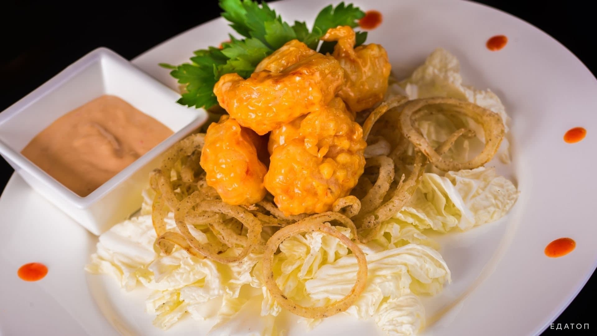 Салат из пекинской капусты с курицей готовится очень быстро.