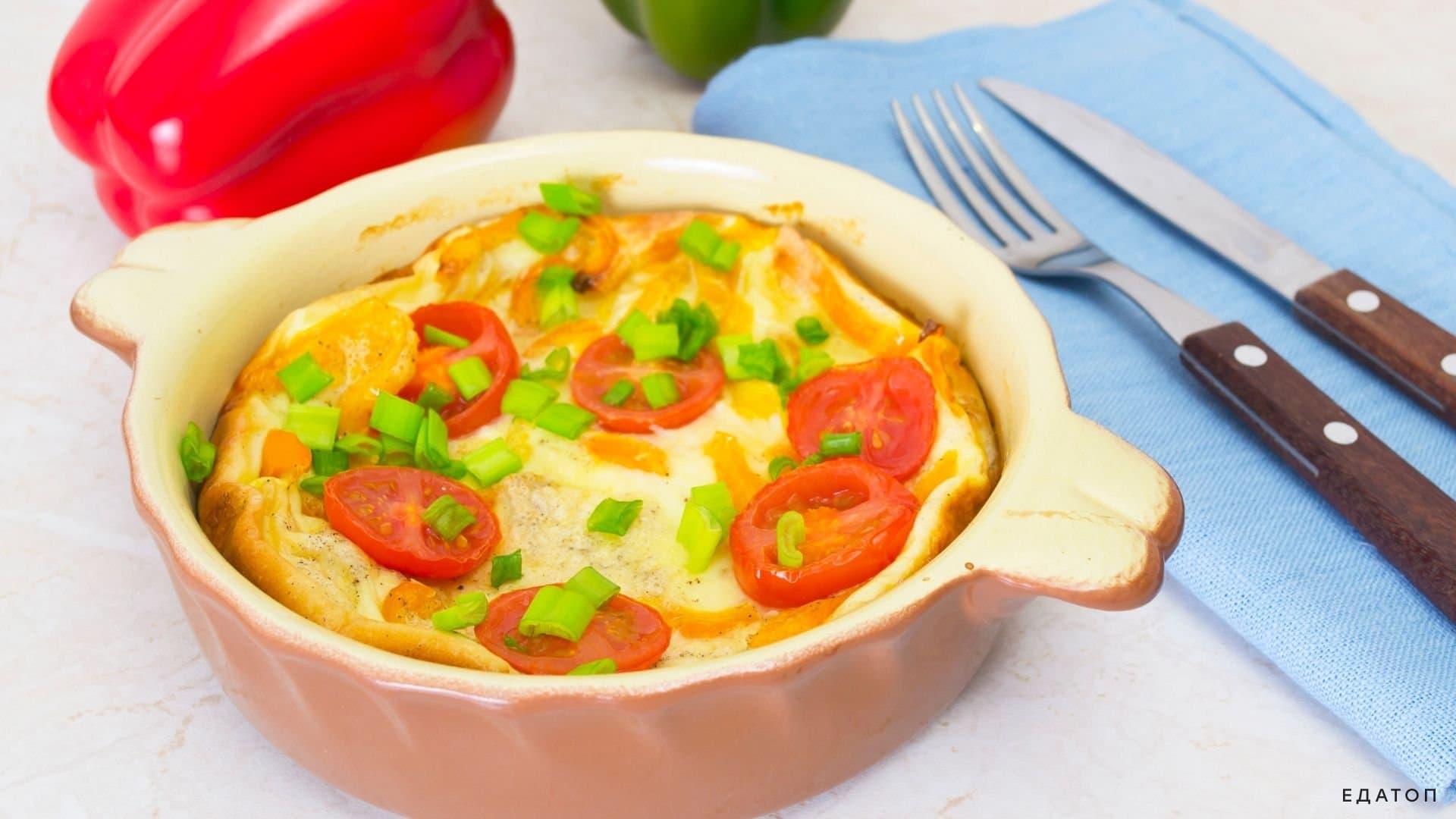 Омлет с помидорами - вкусное и яркое блюдо.