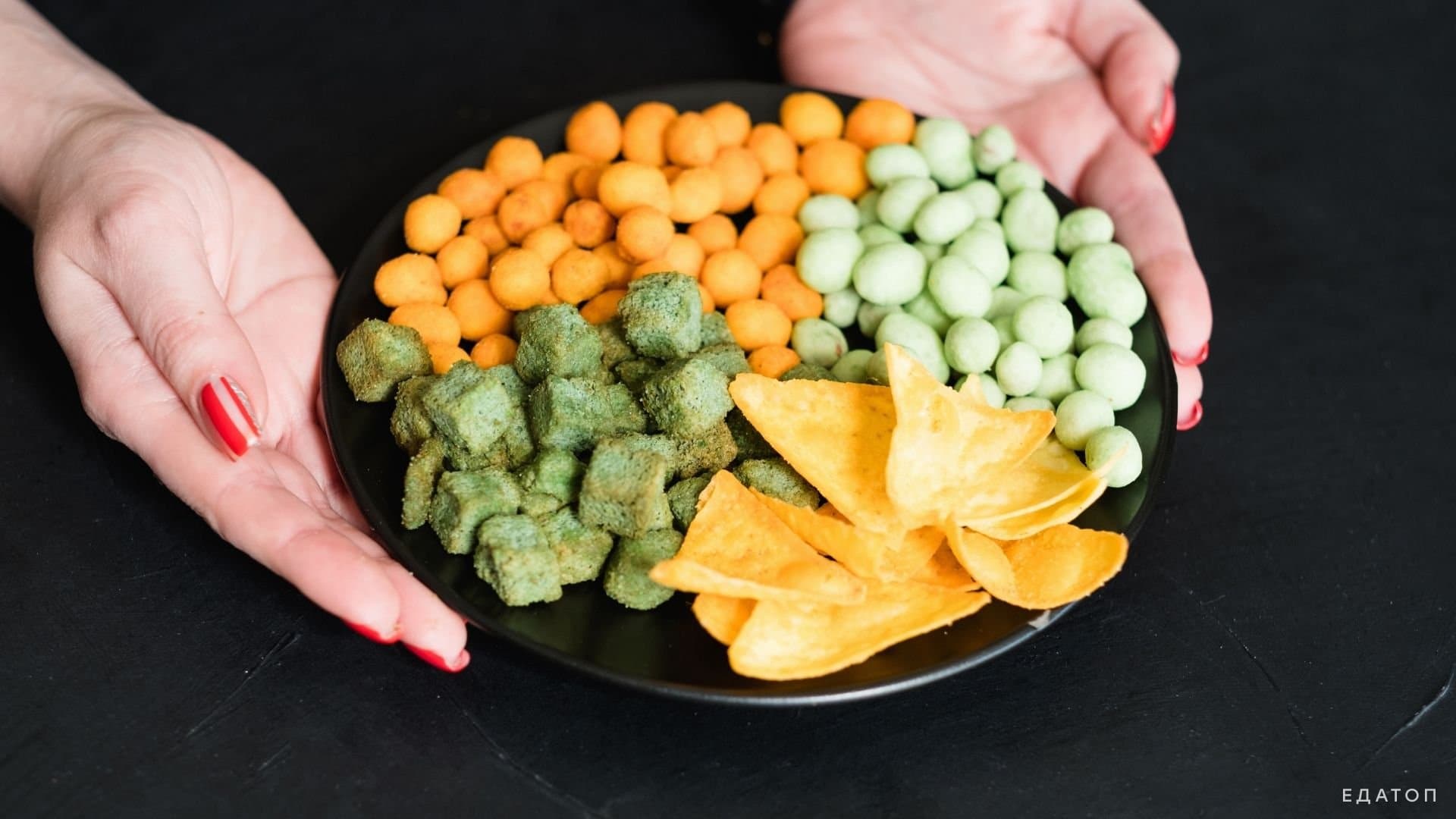 Чипсы и сухарики содержат ароматизаторы, заменители и усилители вкуса.