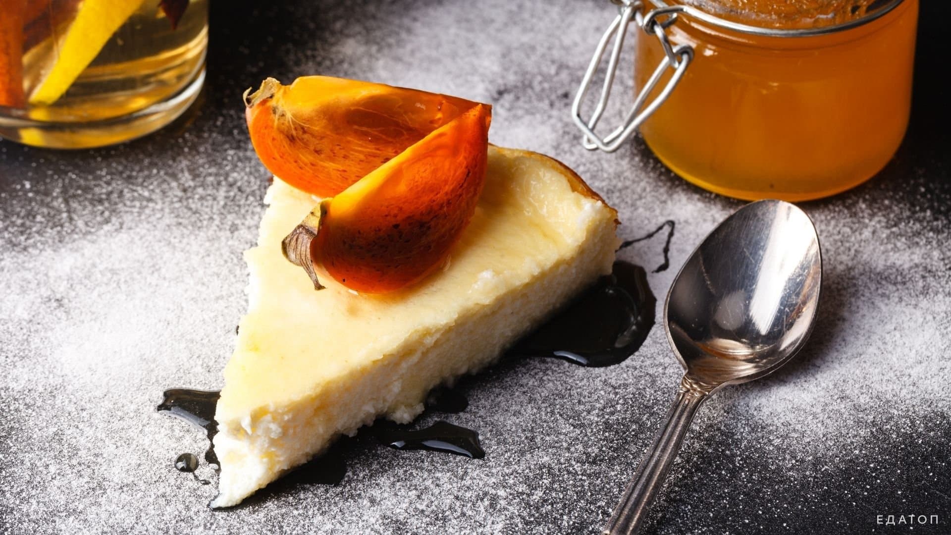 Творожная запеканка с сухофруктами - вкусный десерт.