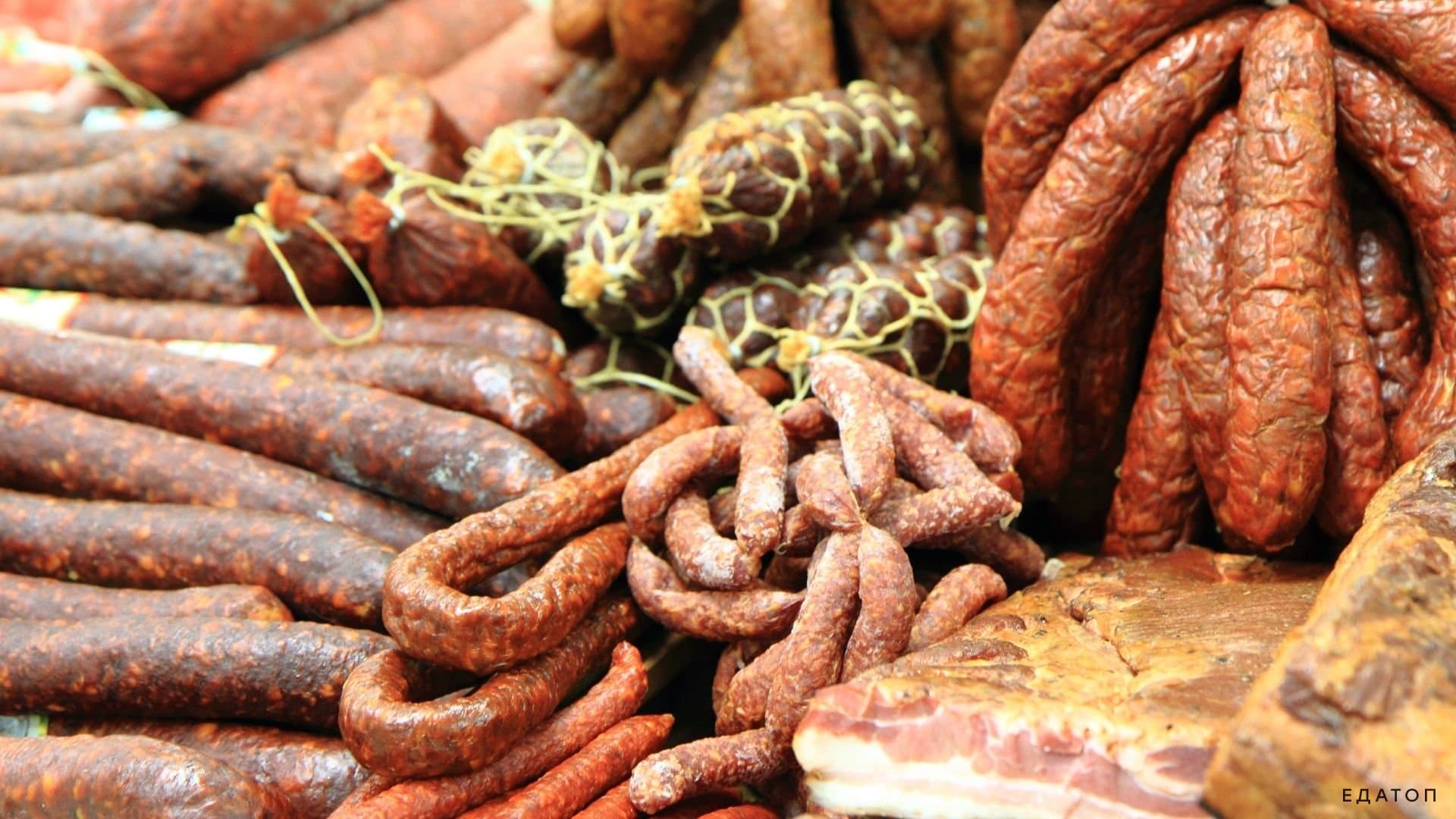 Колбаса и копченые продукты - вкусные, но вредные для здоровья высококалорийные продукты.