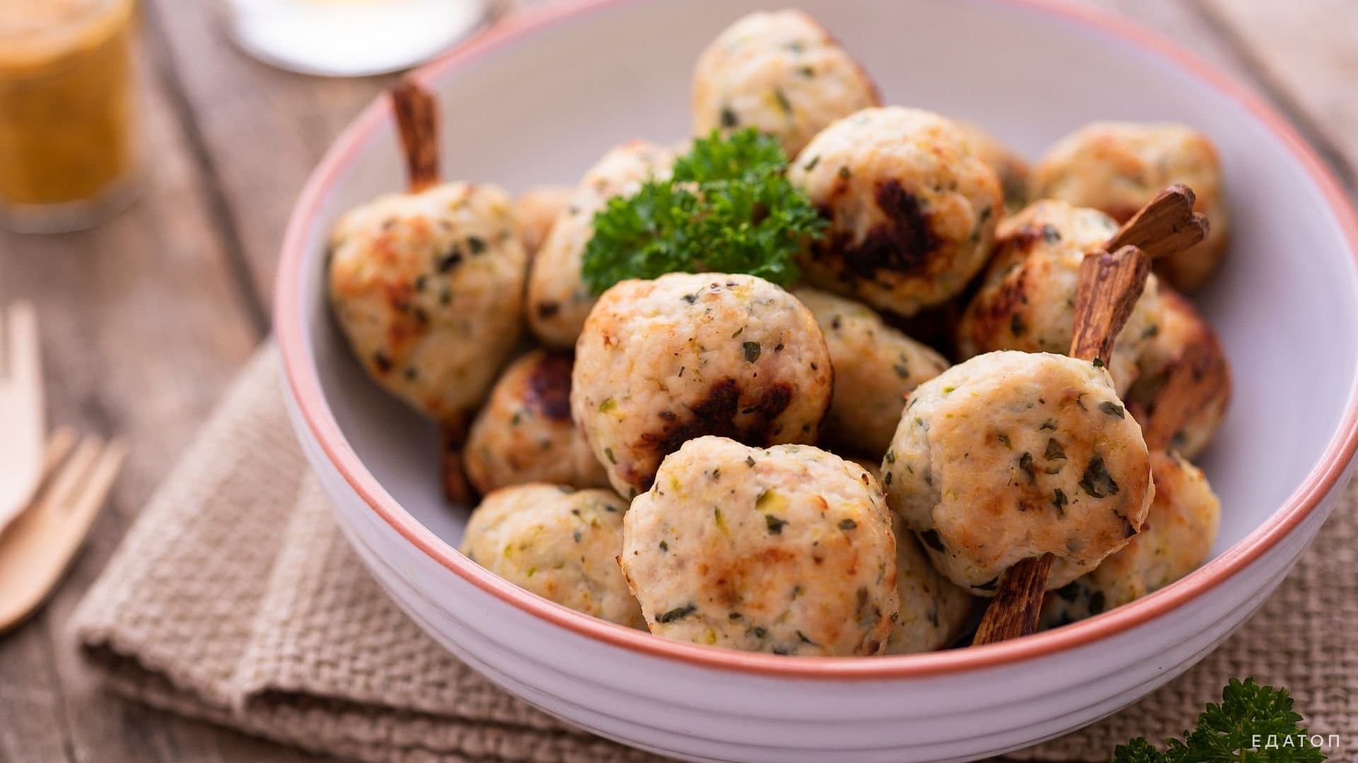 Несмотря на строгость диеты, при больной печени можно употреблять вкусные разнообразные блюда.
