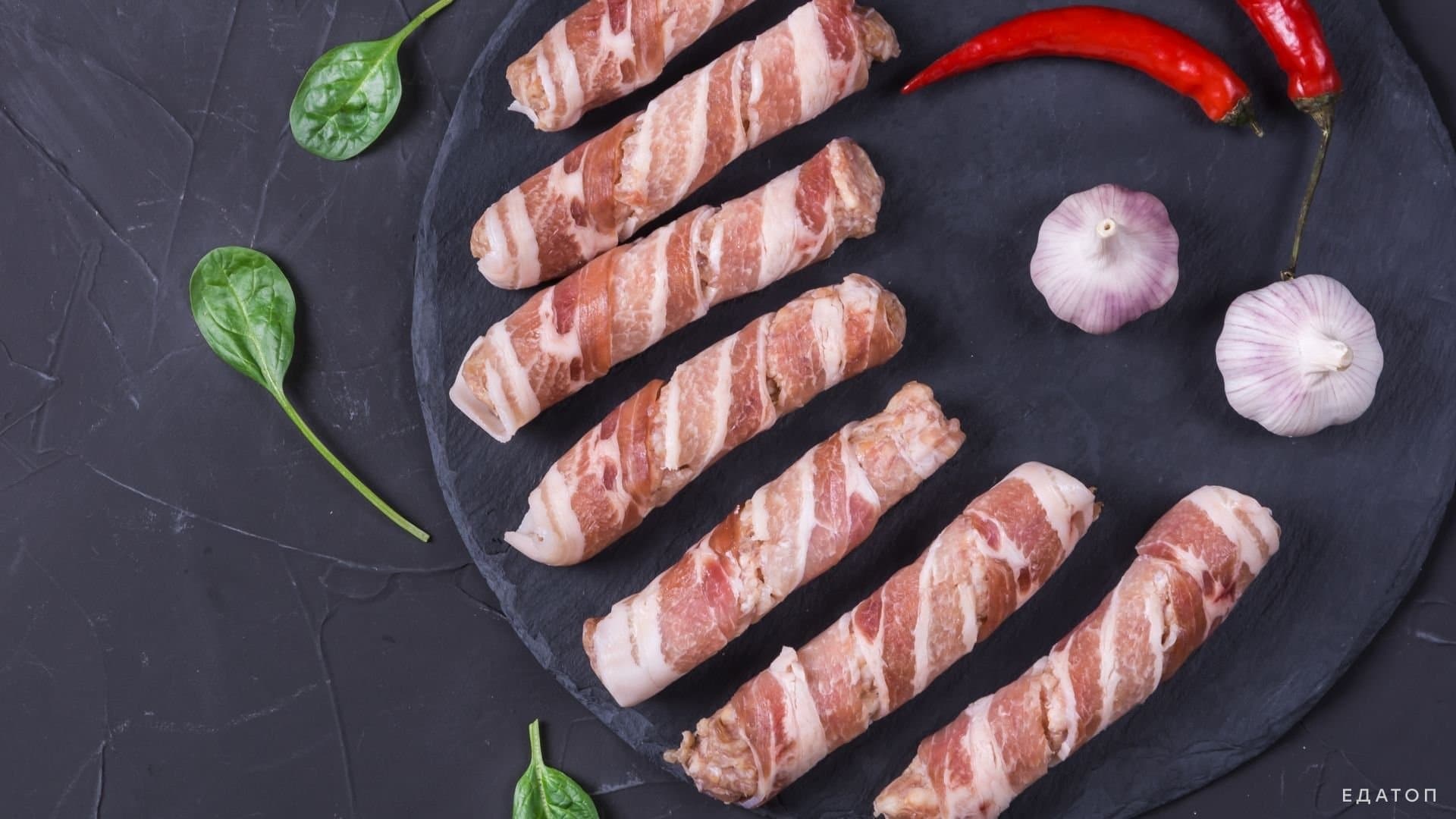 Сербская кухня предлагает разнообразные мясные и овощные блюда.