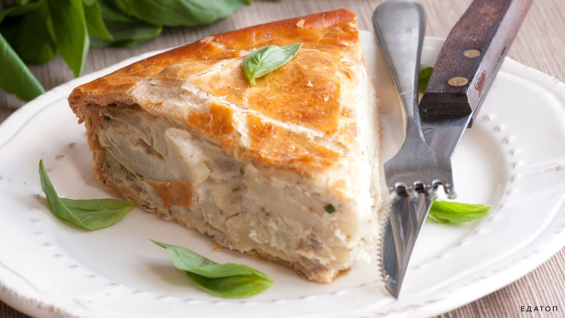 Простой картофельный пирог легко испечь.
