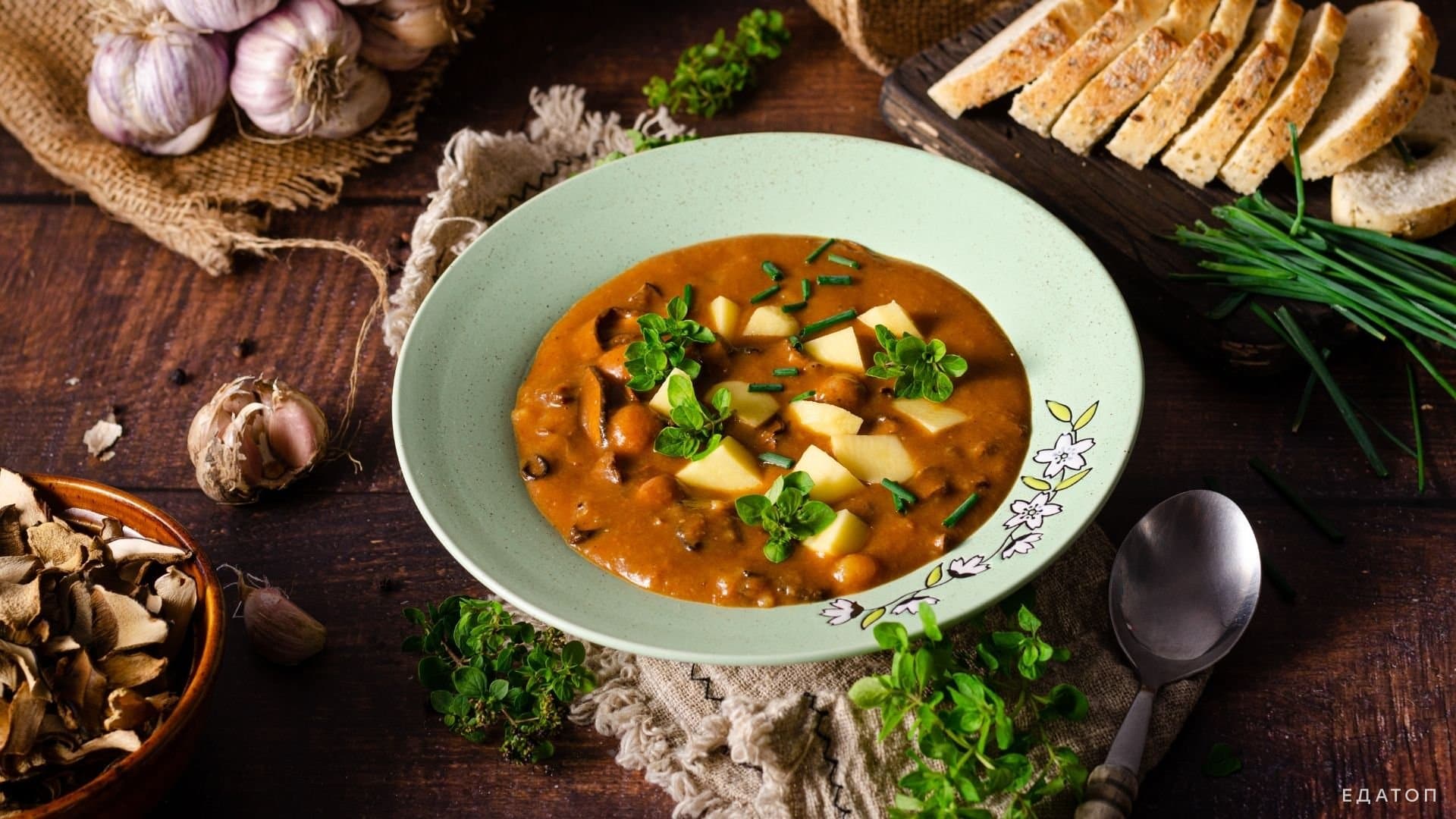 Кисело - кислый суп с картофелем и грибами.