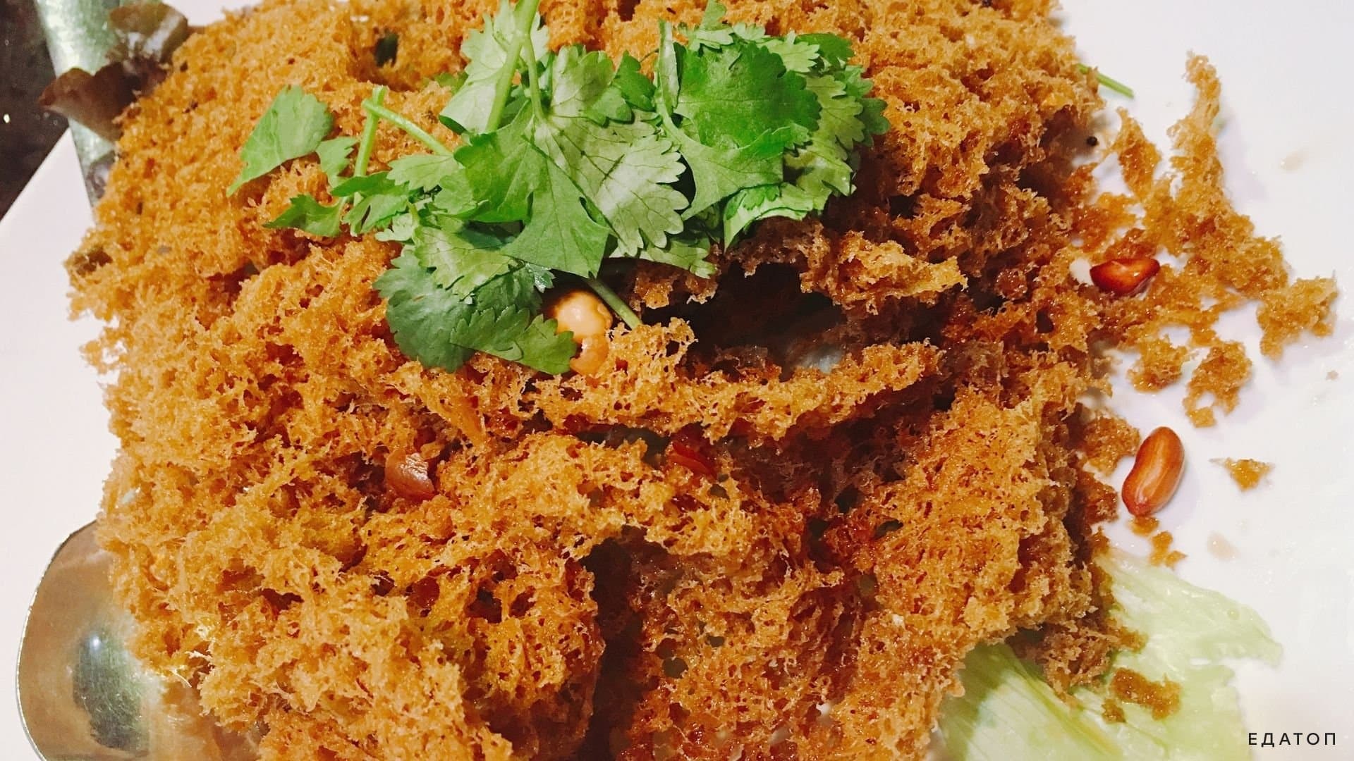 Ям пла дук фу - жареное во фритюре мясо сома.