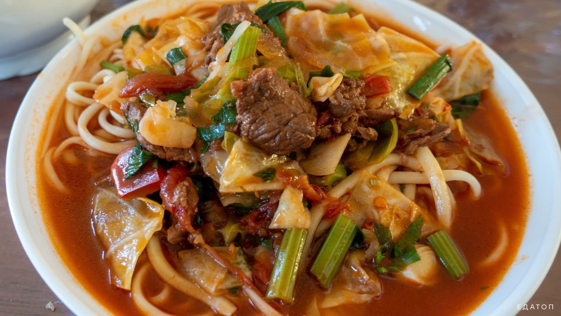 Лагман - блюдо с овощами, лапшой и мясом.