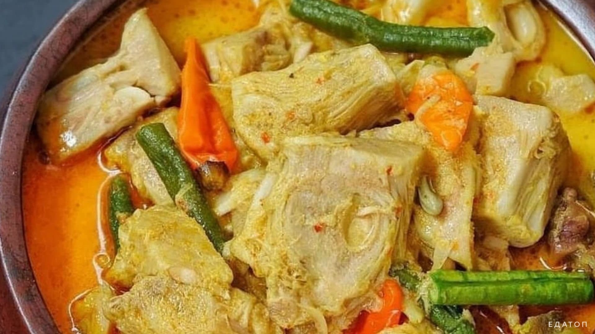 Карри из зеленого джекфрута - полос, приправленный луком и чесноком.