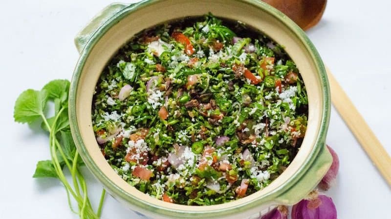 Готу кола - салат с кокосовой стружкой и сушеной рыбой.