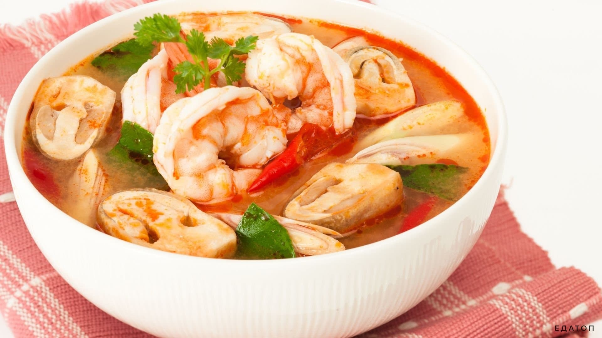 Густой и острый суп из морепродуктов.