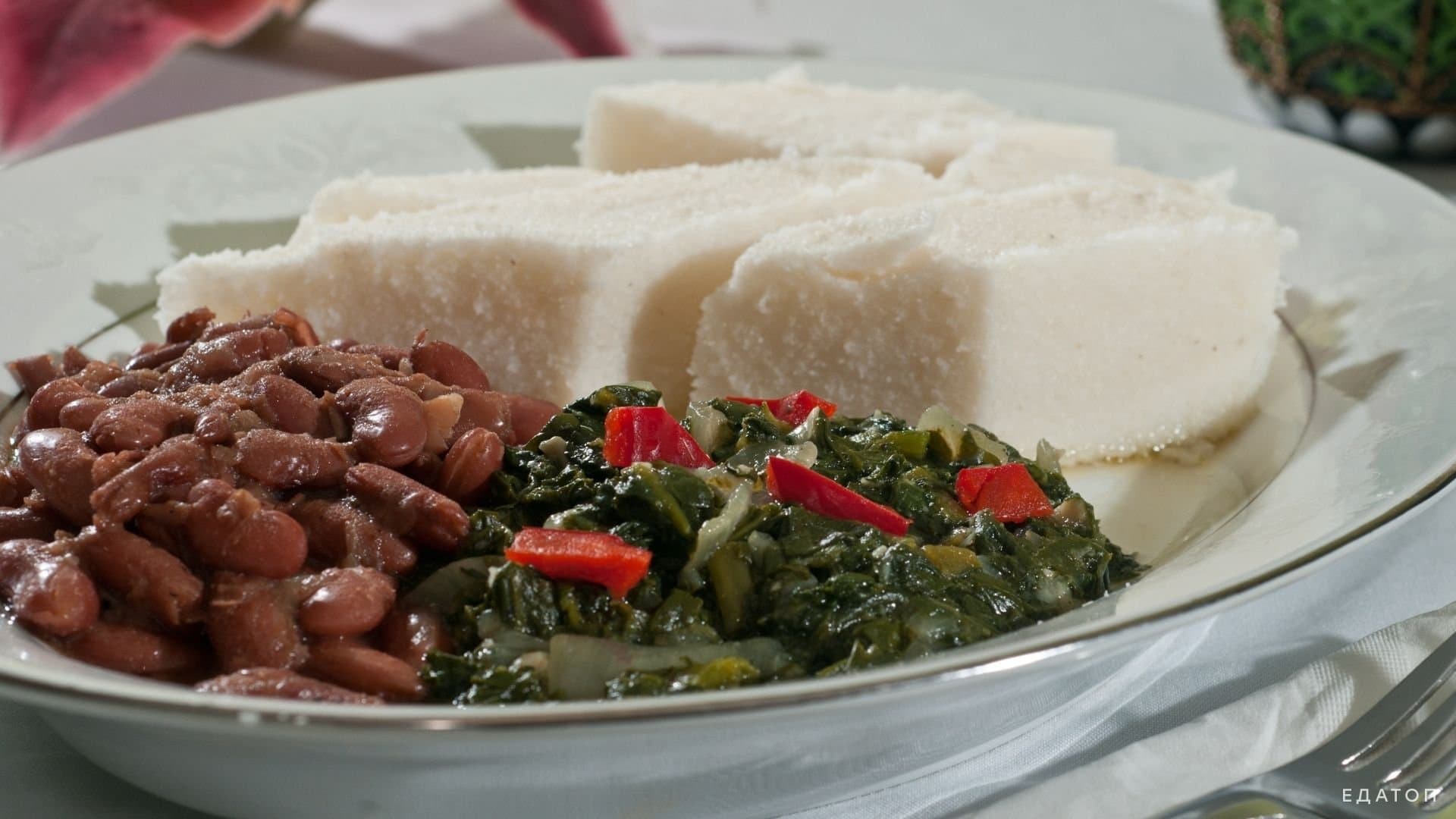 Каша ugali с хлебом naan из Танзании.