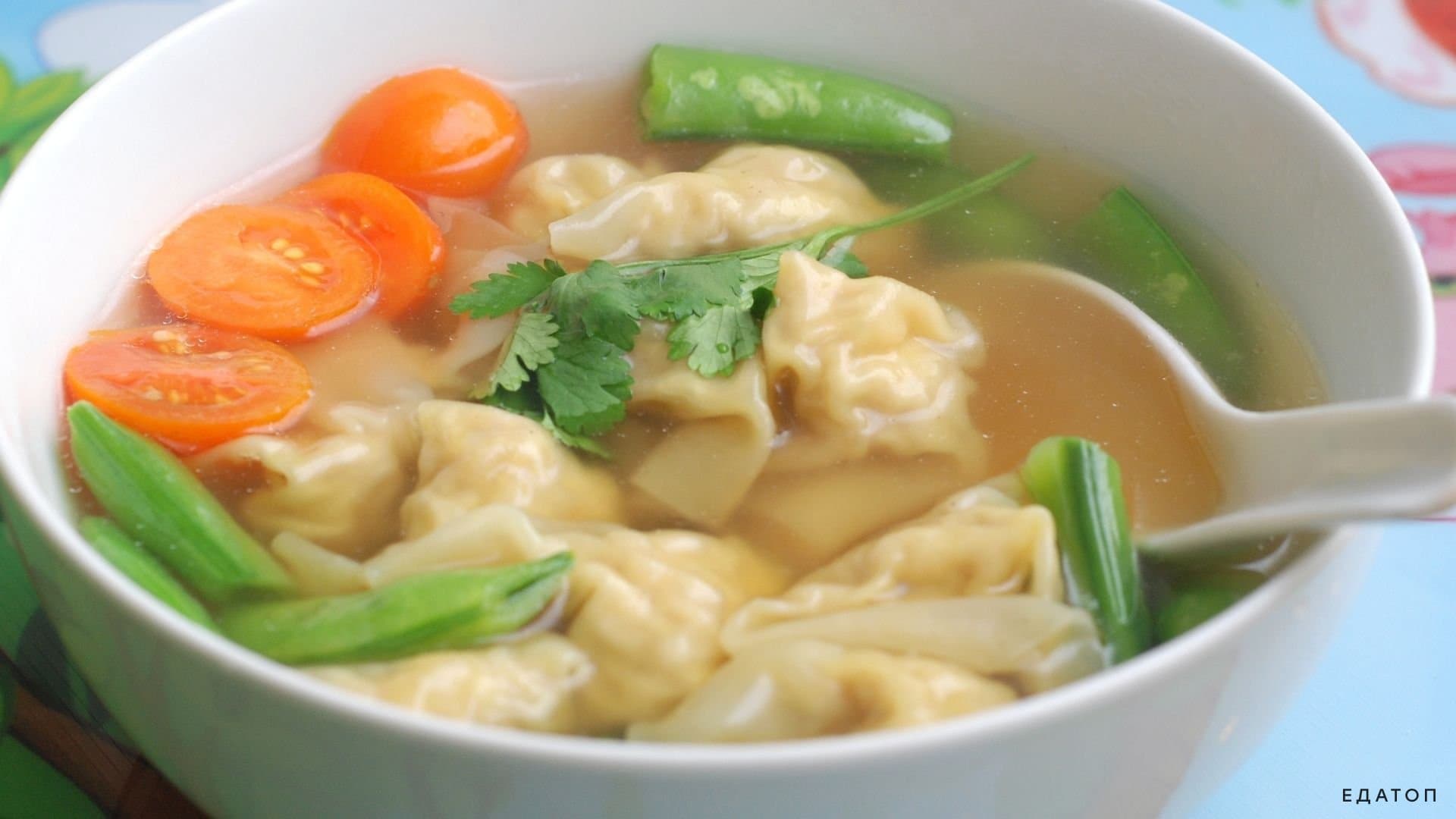 Калорийный суп с кукурузными клецками.