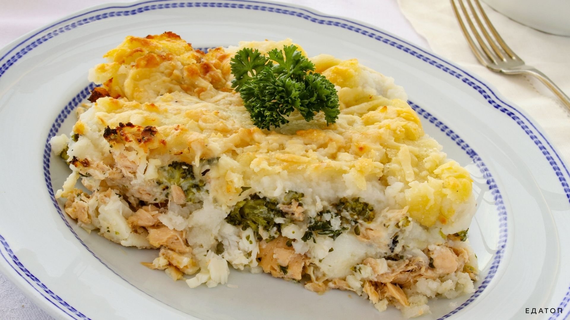 Пирог с форелью - вкусная выпечка, которая всегда получается очень сытной.
