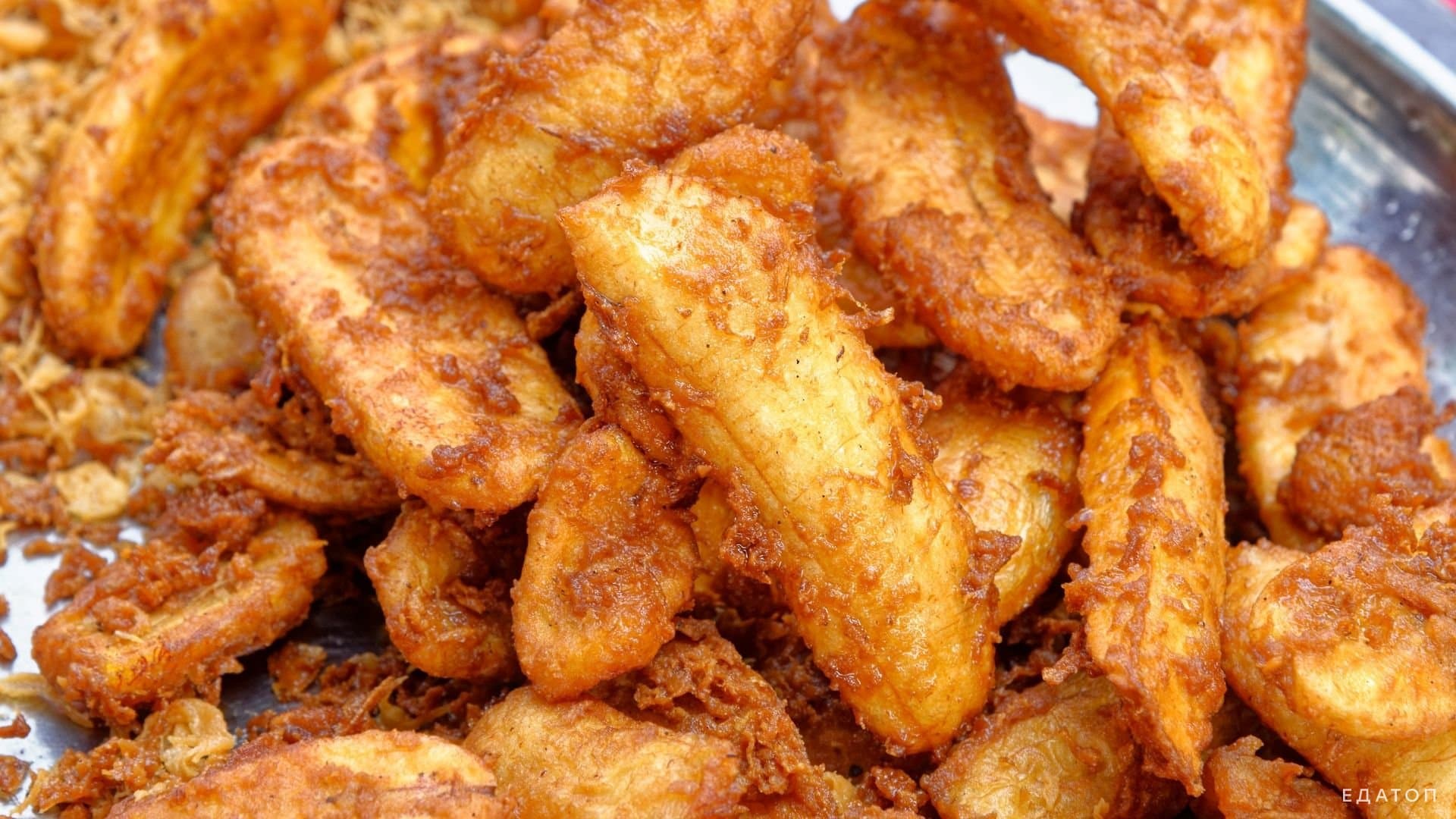 Писанг горенг - жаренный кусочки бананов на десерт.