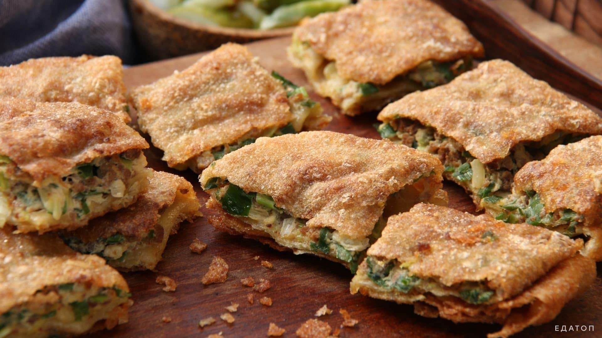 Мартабак - сладкий пирог с орехами и фруктами.