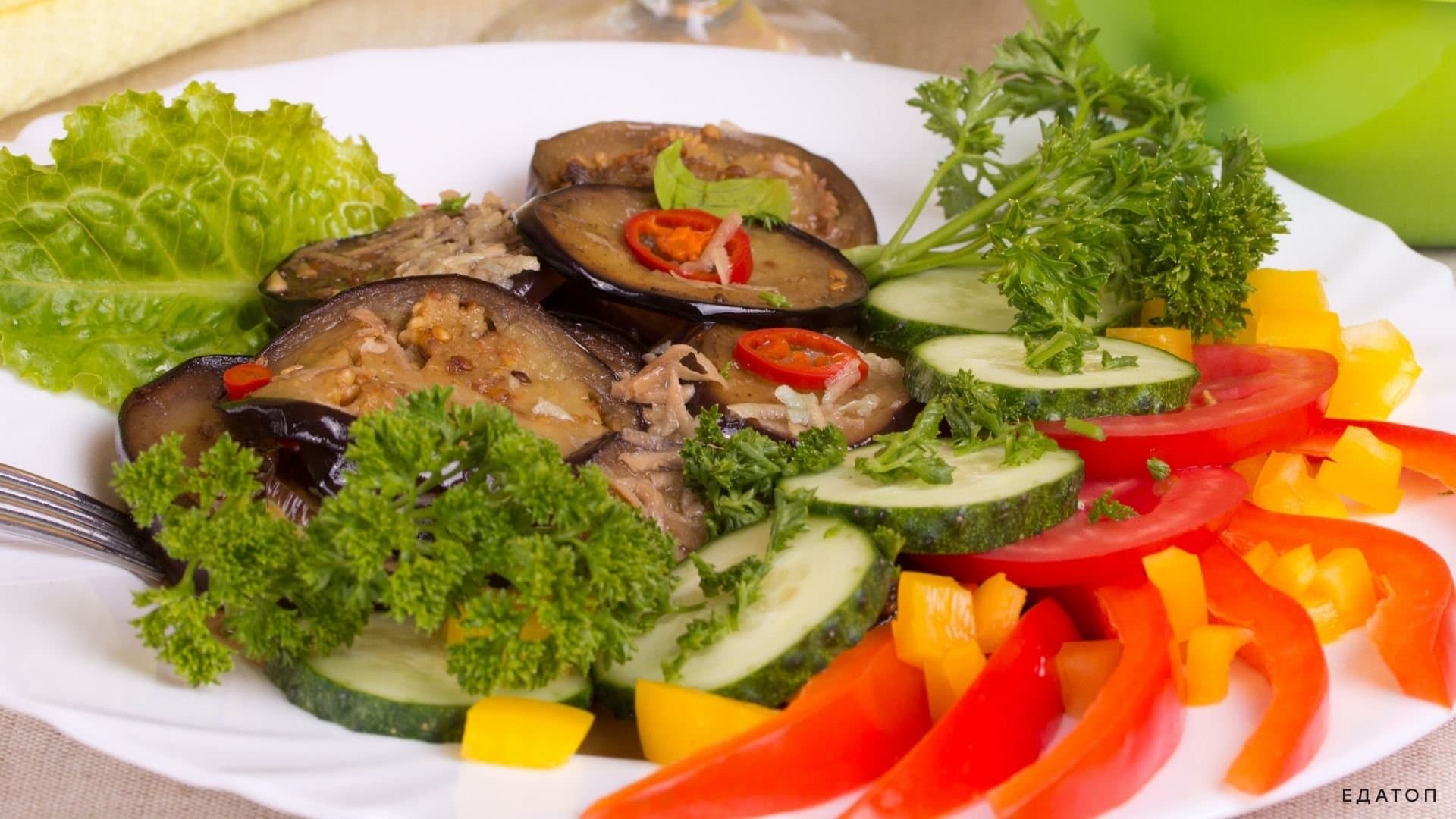 Тушеные баклажаны - легкое диетическое блюдо, которое придётся по вкусу многим.