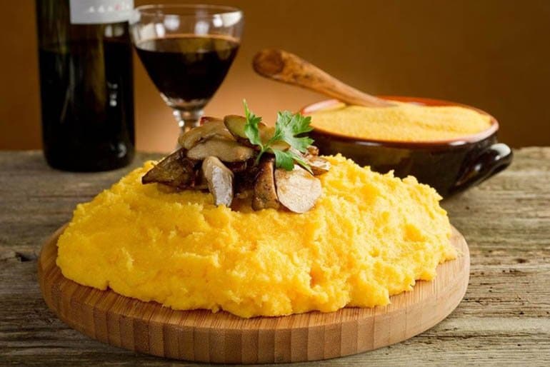 Абыста - густая кукурузная каша.