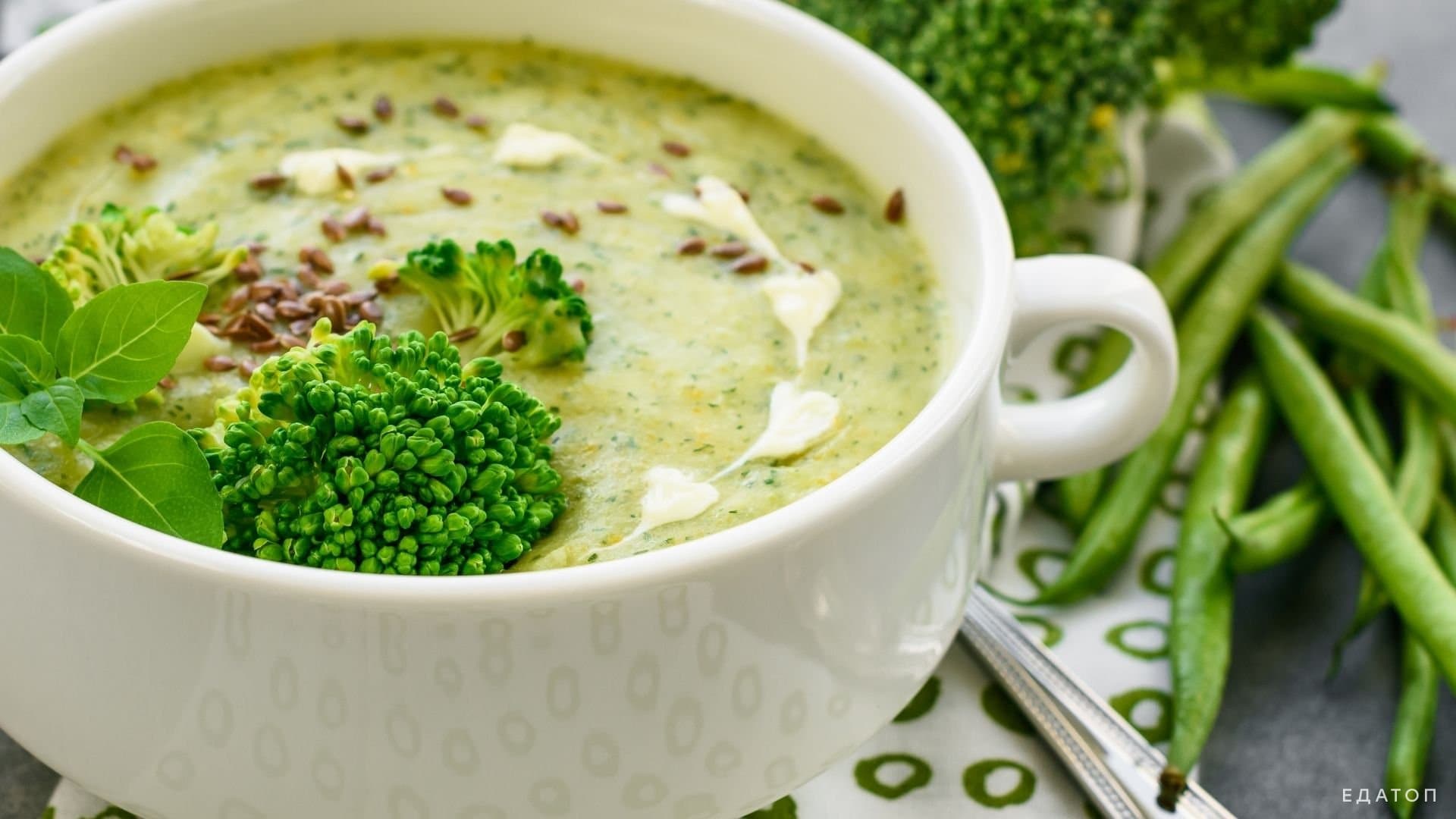 Суп с брокколи на мясном бульоне.