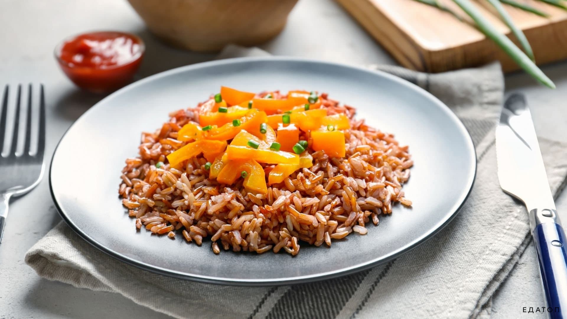 Диетический плов из бурого риса отличается превосходными вкусовыми качествами.