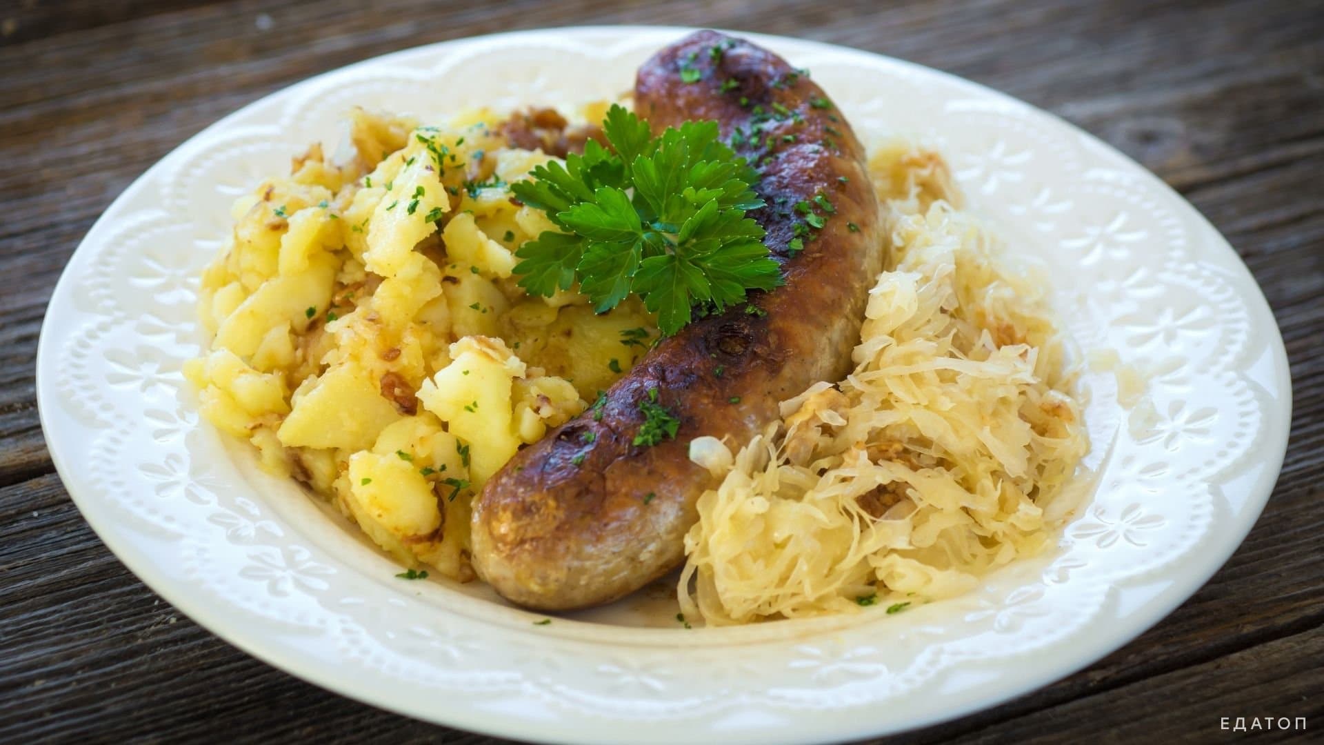 Витаминный салат с квашеной капустой и картофелем.