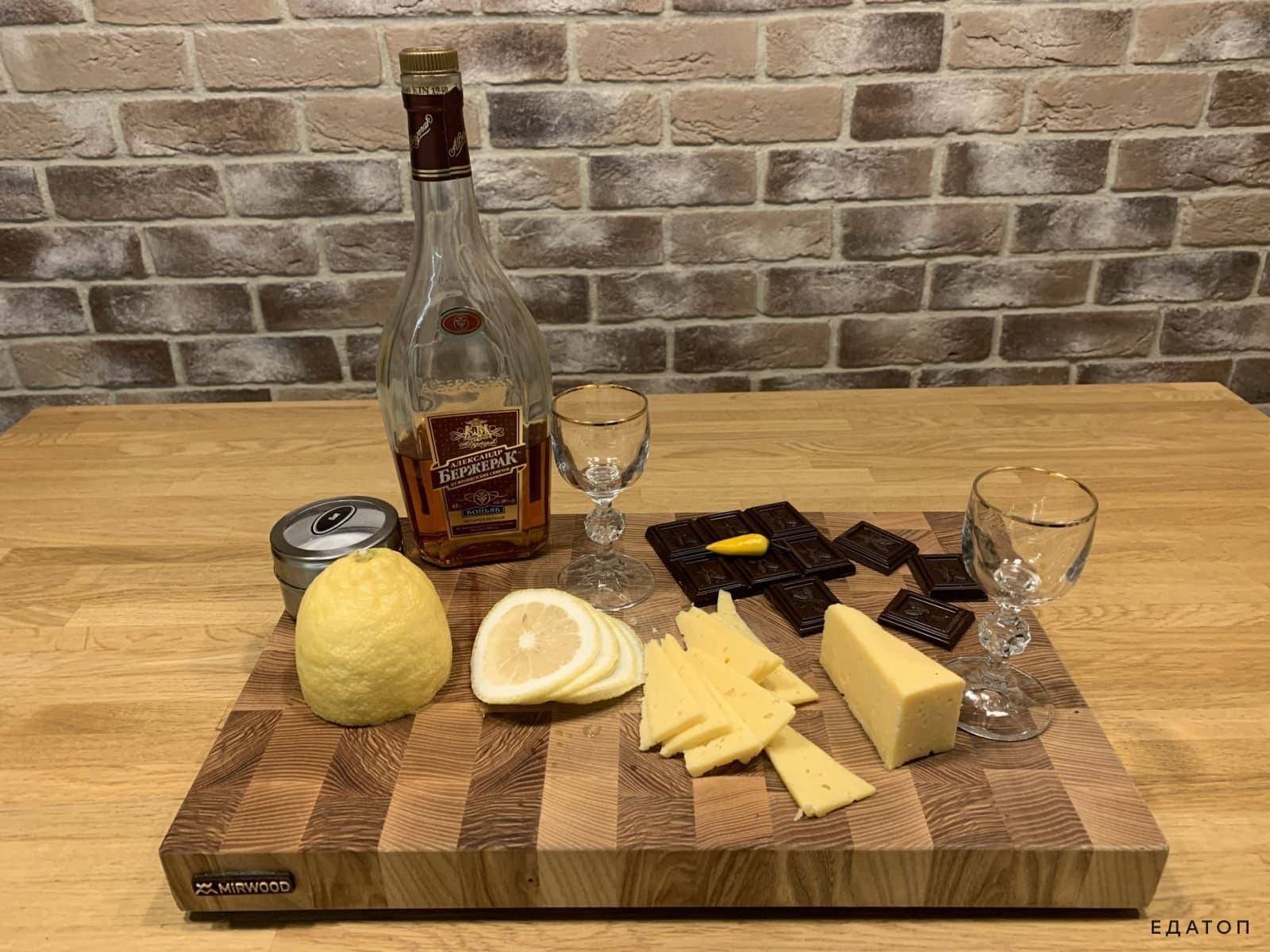 Традиционной закуской считается лимон, шоколад, сыр.