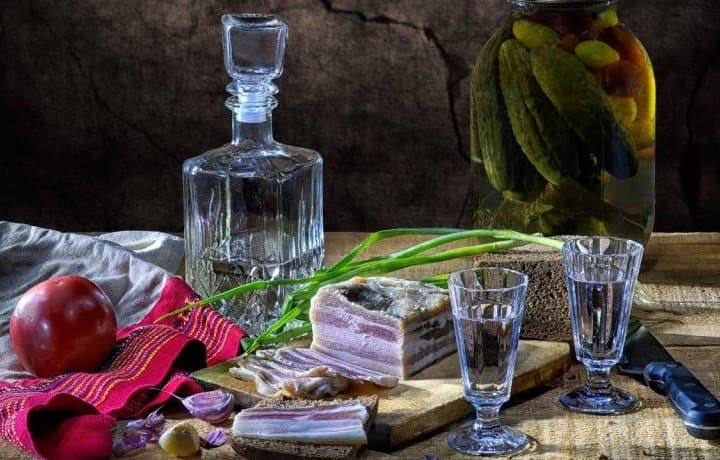 Самогон употребляют небольшими дозами.