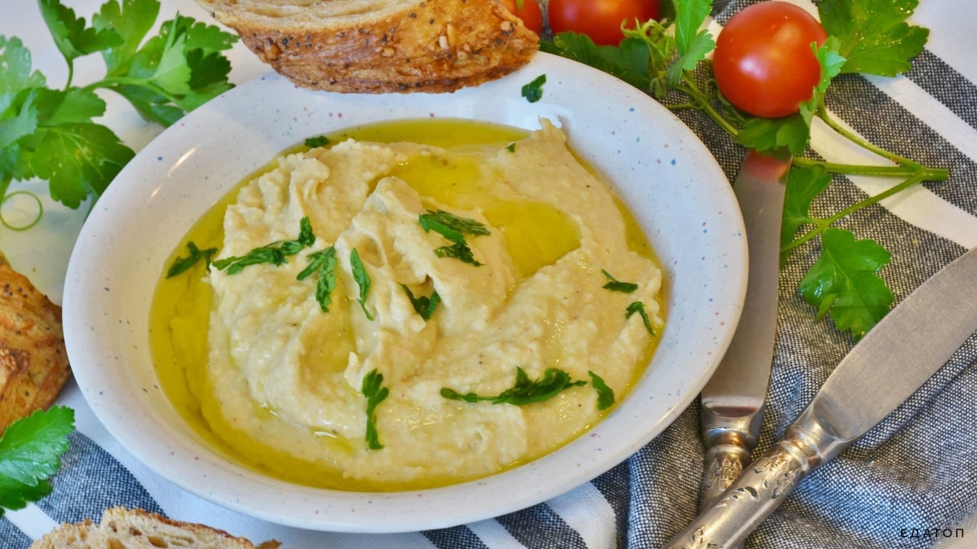 Хумус - вкуснейшая закуска из нута к вашему столу.
