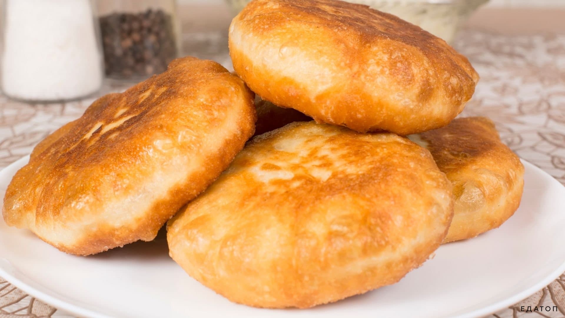 Банатаж - жареные пирожки из картошки.