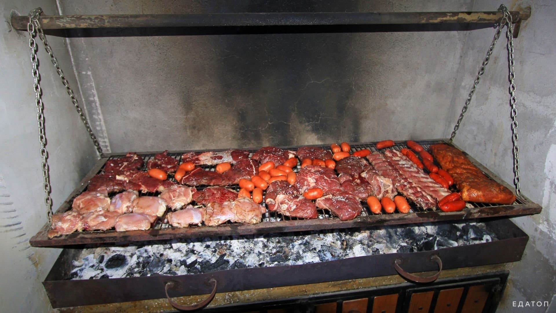 Мясо la parillada на гриле.