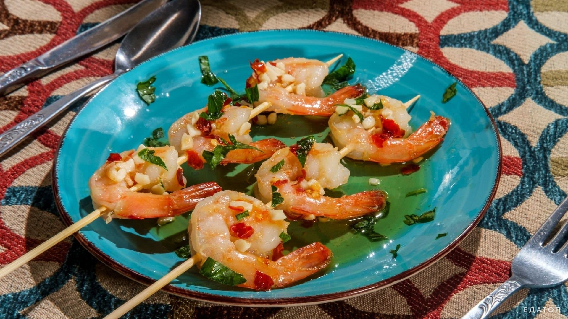 Блюдо из больших креветок - gambas al ajillo.