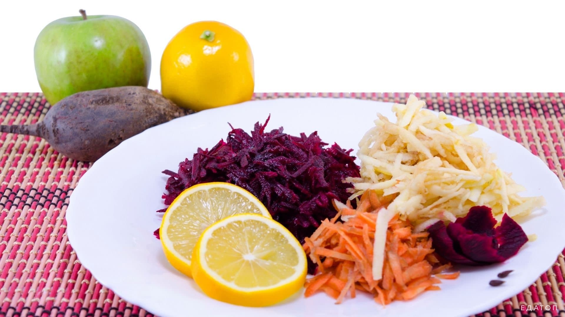 Из свеклы, моркови и яблока можно приготовить вкусный салат.