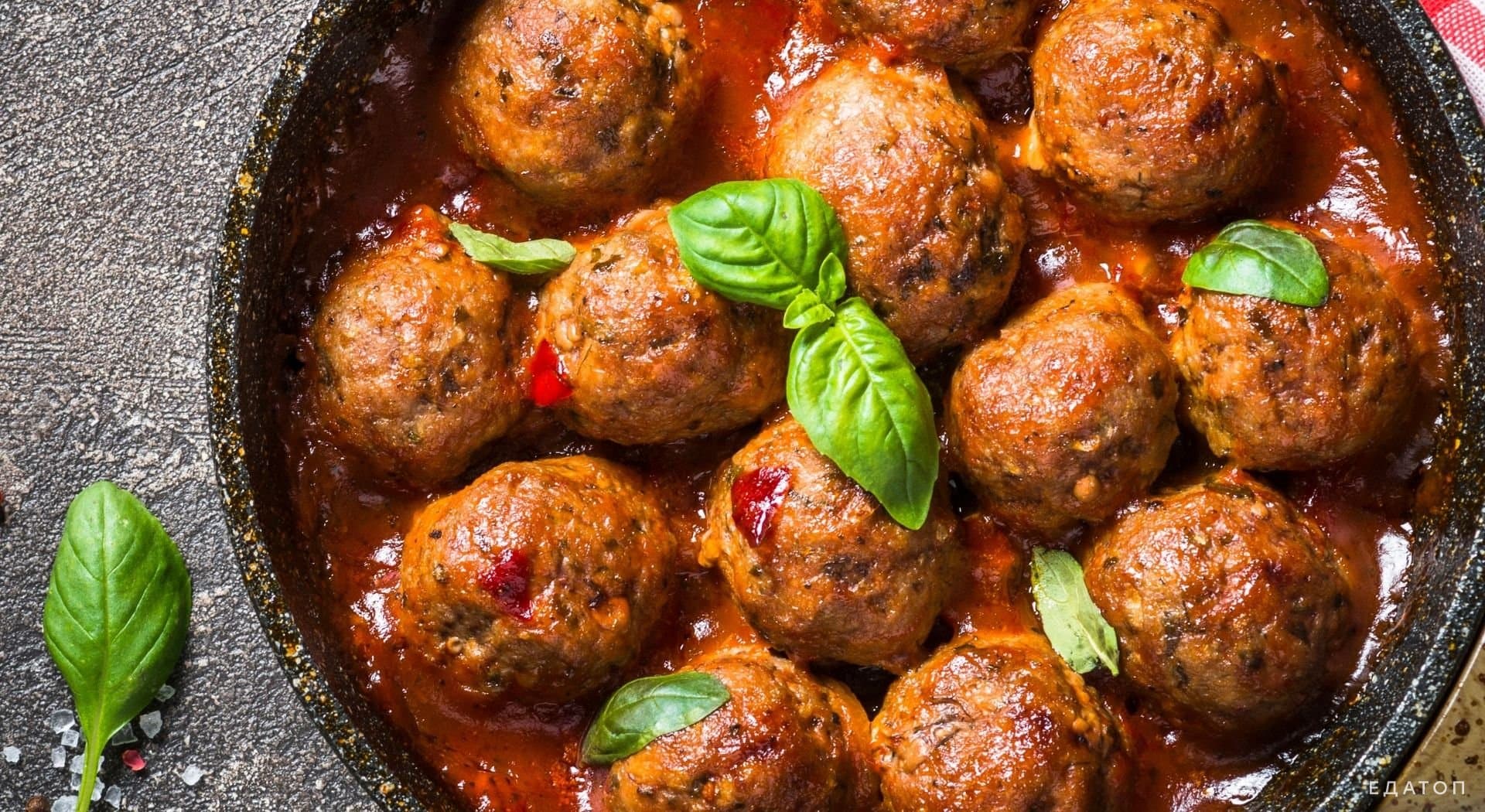 Фрикадельки готовят из мяса и молока.