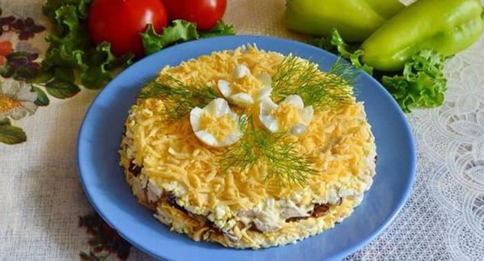 Салат «Фантазия» с курицей выкладывается слоями.
