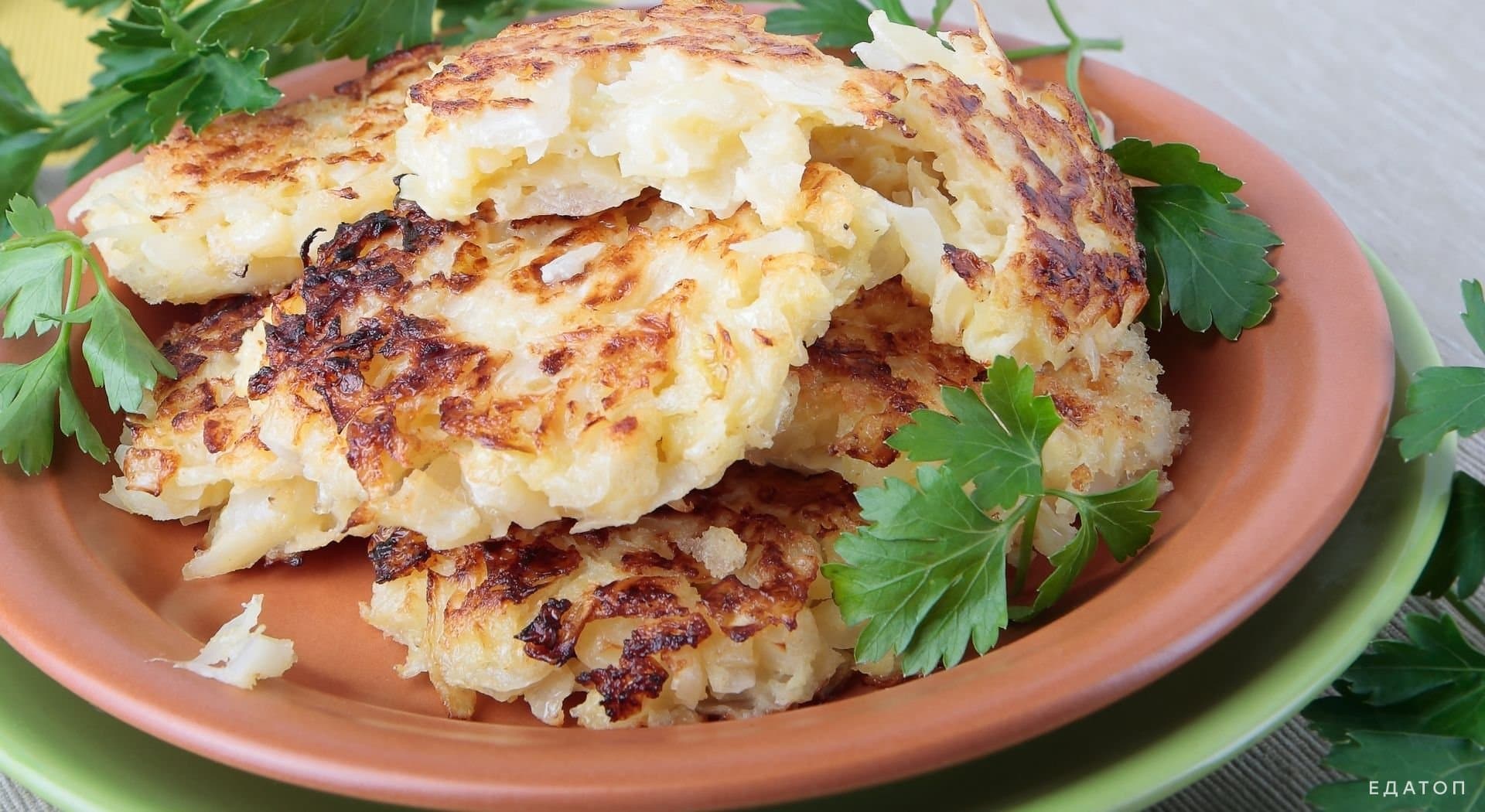 Капустные котлеты приправляют по вкусу.