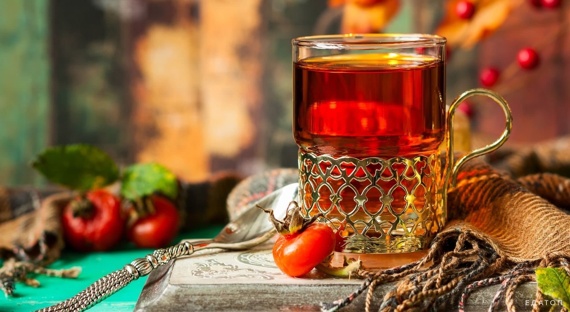 Чай из шиповника должен настояться.