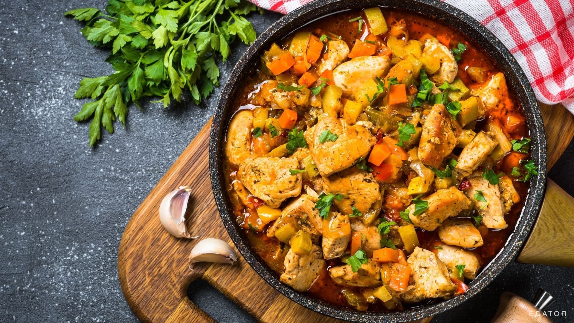 Овощное рагу готовится с добавлением куриного филе.