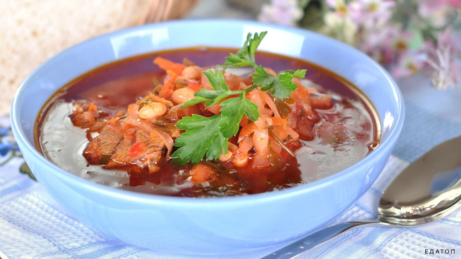 Борщ получится вкусным, если в него добавить фасоль.
