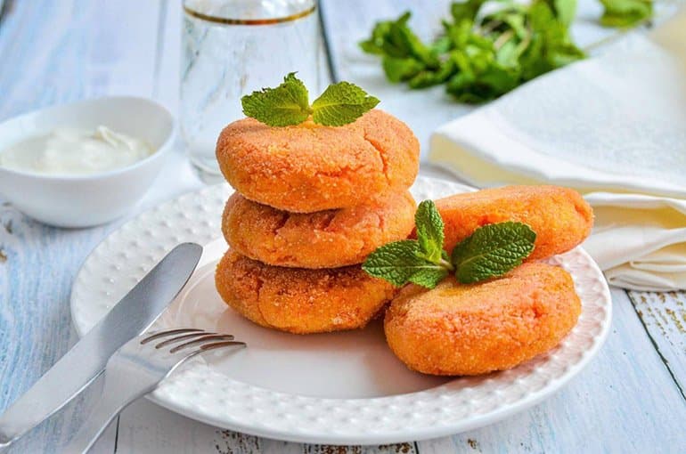 Морковные сырники получаются вкусными и питательными.