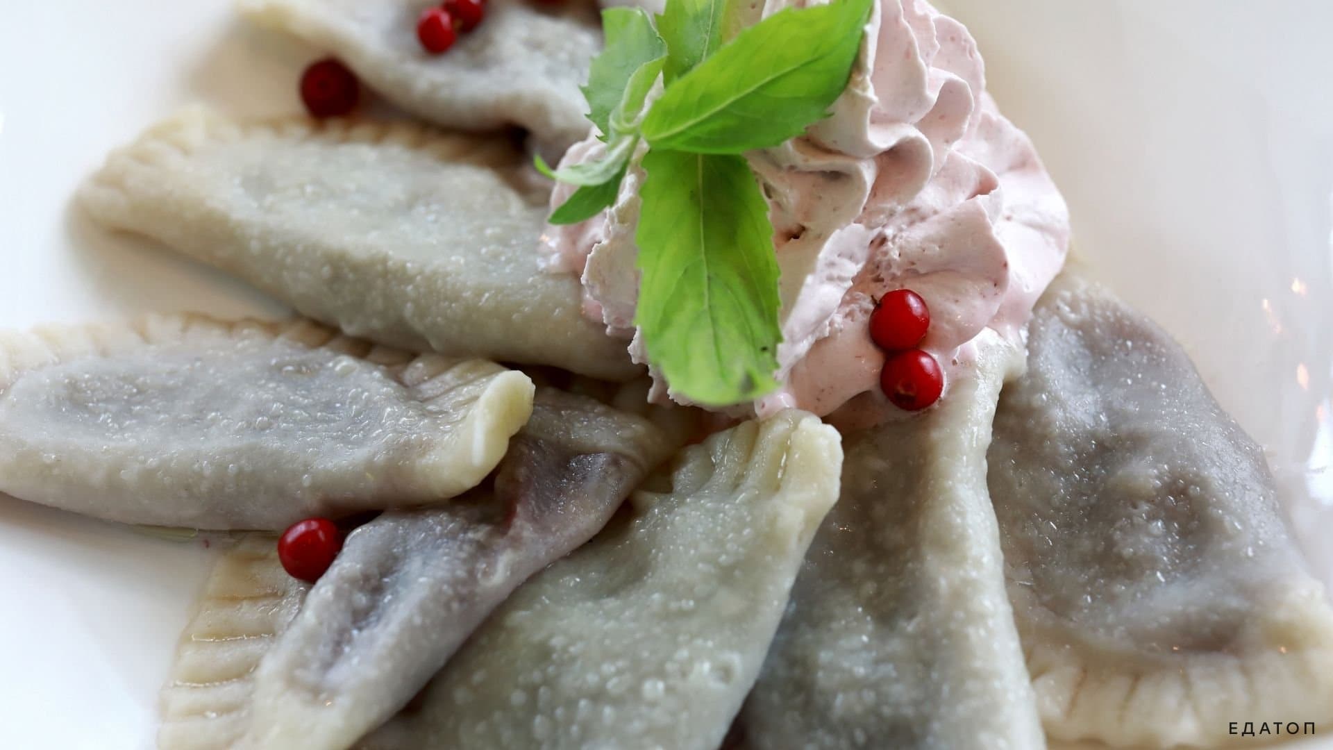 Вареники с вишней - вкусное летнее блюдо.