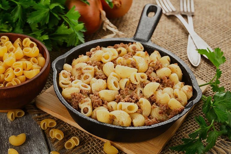 Макароны по-флотски готовят с добавлением отварного мяса.